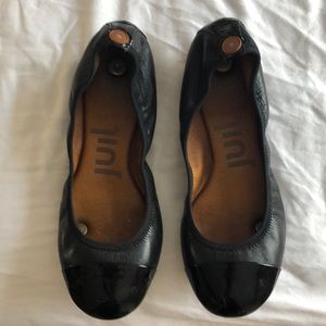 Size 7 black flats.